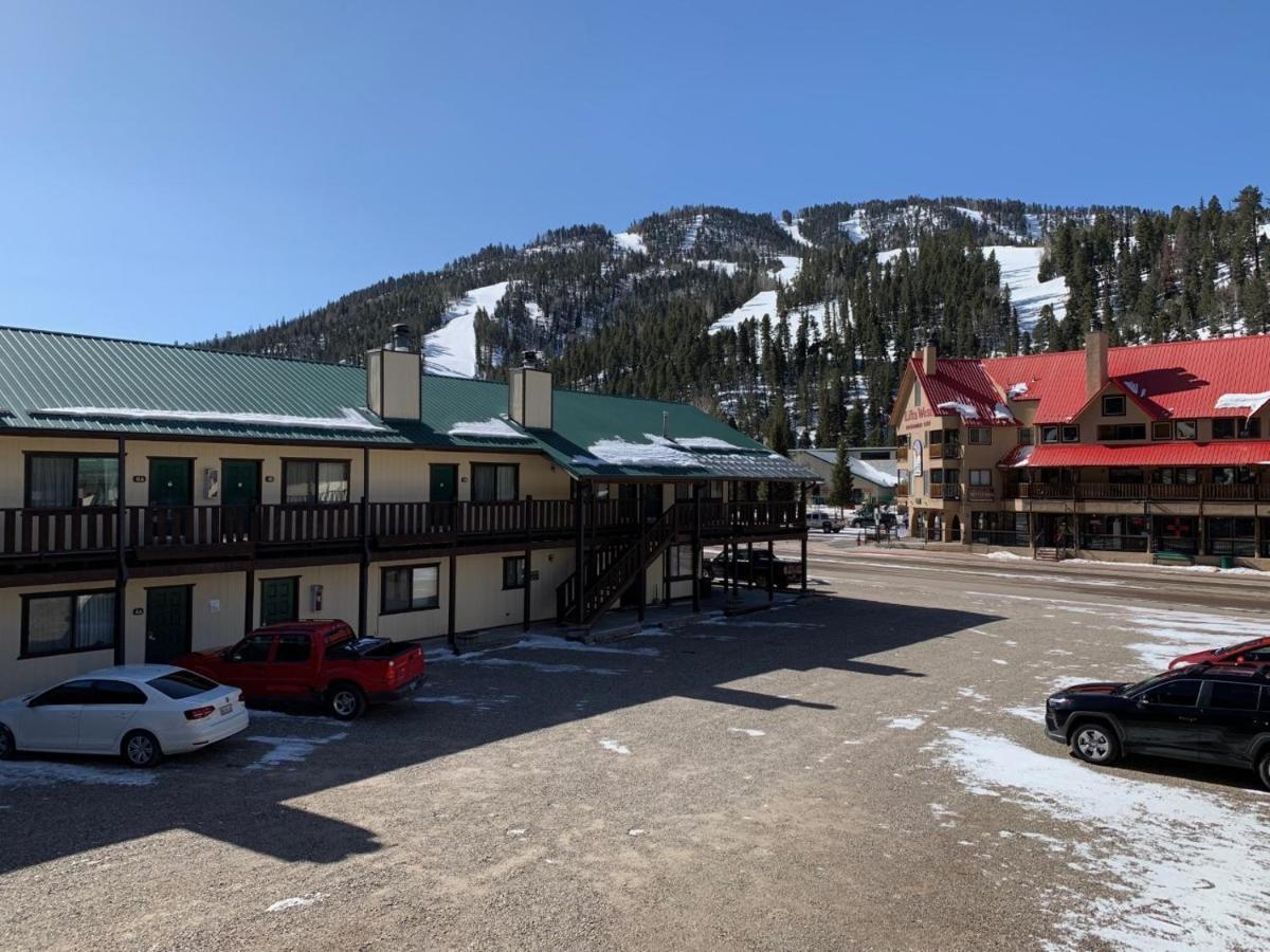 Ponderosa Lodge Ред Ривър Екстериор снимка